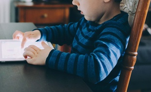 Illustration d'un enfant sur un écran.
