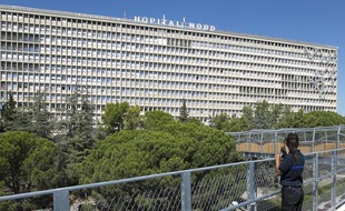 Un agent de sécurité surveille l'hôpital Nord, à Marseille (Bouches-du-Rhône), le 5 septembre 2013.
