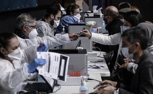 Photo d'illustration de personnes souhaitant être testées, ici lundi au Palais des sports de Gerland à Lyon.
