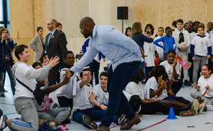Teddy Riner dans un collège de Saint-Denis, lors de la première édition de la Semaine olympique et paralympique, en janvier 2017.
