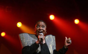 South African diva Miriam Makeba performs at the 7th Cape Town International Jazz festival April 1, 2006. Makeba has announced that she intends to retire from live performance after a five-decade musical career. Her appearance forms part of her "Grand Finale Tour". REUTERS/Mike Hutchings