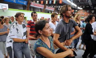 Respecter les gestes barrières en fest-noz relève de la mission impossible.
