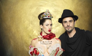 Iris Mittenaere et Philippe Shangti, le photographe qui a réalisé l'œuvre.
