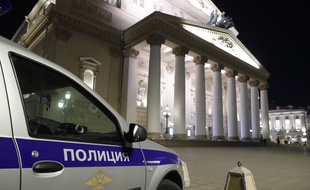 Une voiture de police devant le théâtre russe du Bolchoï, à Moscou le 9 octobre 2021.