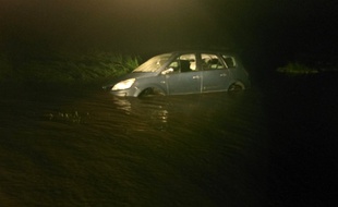 La voiture accidentée à été prise par la montée des eaux.