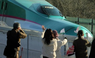 Le TGV japonais "shinkansen" pour Tokyo à la gare de Hokuto, Hokkaido, le 26 mars 2016