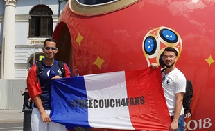 Mathieu, à gauche, et Bilell, les deux fondateurs de freecouch4fans lors de leur voyage en Russie.