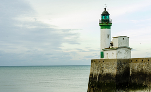 Le phare et la plage de Veules-les-Roses, en Seine-Maritime (illustration).