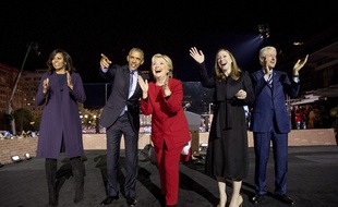 Hillary Clinton le 7 novembre à Philadelphie, entourée de sa famille et des Obama.
