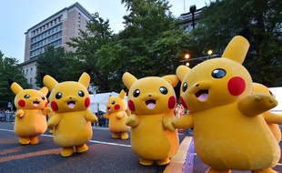 Des Pikachu défilent lors de la Yokohama Dance Parade à Yokohama le 2 août 2015