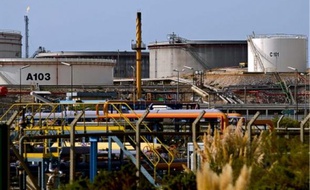 La taxe carbone avait été censurée par le Conseil constitutionnel en décembre, celui-ci estimant qu'elle rompait le principe d'égalité devant l'impôt en exemptant les industriels, également gros émetteurs de gaz à effet de serre.
