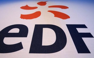 Le logo du groupe EDF, lors d'une conférence de presse à Londres, le 24 septembre 2008