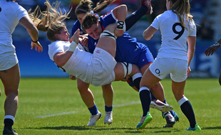 Françaises et Anglaises se rendent coup pour coup lors de la finale du Tournoi des VI Nations, le 24 avril 2021.