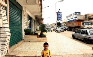 Une unité des forces spéciales de l'armée libyenne a essuyé dans la nuit de mardi à mercredi des coups de feu à Benghazi dans l'est du pays, sans qu'il n'y ait de victime, tandis que la ville entame son deuxième jour de grève déclenchée par des confrontations meurtrières lundi entre l'armée et le groupe jihadiste Ansar Asharia.