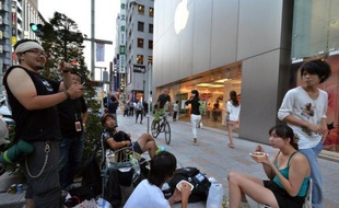 Le groupe américain Apple devrait enregistrer vendredi des ventes record pour son nouveau téléphone multimédia, l'iPhone 5, dont l'arrivée dans les boutiques devrait une nouvelle fois se traduire par de longues files d'attente de fans de la firme à la pomme.
