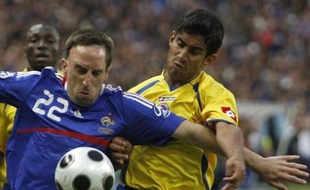 France's Franck Ribery (L) challenges Colombia's Jose Amaya during their friendly soccer match at the Stade de France in Saint-Denis near Paris June 3, 2008. The French soccer team is preparing for the upcoming Euro 2008 Championship. REUTERS/Regis Duvignau (FRANCE) (EURO 2008 PREVIEW)