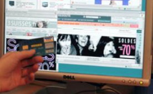 Photo prise le 12 janvier 2007 à Paris d'un écran d'ordinateur affichant des sites internet de vente en ligne, deux jours après le début des soldes. Les commerçants faisaient état ce jour de ventes record dans les grands magasins et sur les sites internet.