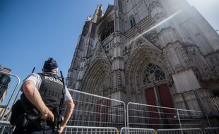 Un officier de police devant la cathédrale de Nantes le 20 juillet 2020, quelques jours après l'incendie