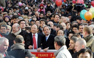 Comptant sur la prospérité promise pour l'année du Dragon, le candidat socialiste à la présidentielle François Hollande et le ministre de l'Intérieur Claude Guéant ont tous deux participé dimanche au défilé du Nouvel An chinois, dans le quartier asiatique de Paris XIIIe.