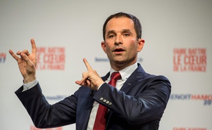Former French education minister and candidate in the left-wing primary for the 2017 French presidential election, Benoit Hamon, speaks on January 27, 2017, during a public meeting in Lille, northern France, ahead of the primary's second-round runoff on January 29, 2017. / AFP PHOTO / PHILIPPE HUGUEN