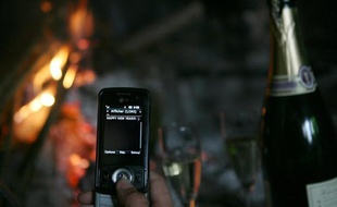 Les voeux virtuels envoyés dans la nuit de samedi à dimanche pour célébrer le Nouvel An ont battu un nouveau record chez les opérateurs de téléponie mobile Orange et SFR qui totalisaient peu avant 05H00 quelque 305 millions de SMS échangés.