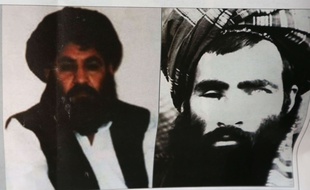 Le mollah Omar (à droite) et son successeur, le mollah Mansour (à gauche). Portraits publiés le 1er août 2015 dans la presse afghane.