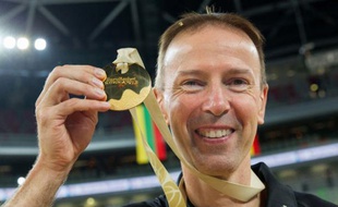 Vincent Collet avec sa médaille de champion d'Europe, le 22 septembre 2013
