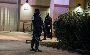 Des policiers en intervention le 6 janvier 2015 dans la banlieue de Grenoble