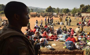 Un soldat de l'opération Sangaris surveille la zone alors que des musulmans trouvent refuge à l'église de Boali, à une centaine de km au nord de Bangui en Centrafrique, le 19 janvier 2014
