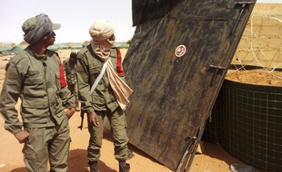 Des soldats maliens patrouillent sur les lieux où a été commis l'attentat, à Gao, le 18 janvier 2017.
