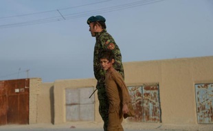 Un garçon blessé et un soldat de l'armée nationale afghane à Mazar-i-Sharif en Afghanistan, le 8 février 2016