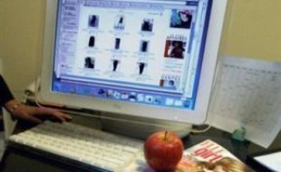 Une femme d'une trentaine d'années, licenciée pour avoir envoyé 156 mails personnels en deux mois depuis son lieu de travail, a été déboutée vendredi par le conseil des prud'hommes d'Angers saisi pour "atteinte à la vie privée", a-t-on appris samedi de source judiciaire.