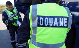 Illustration d'un contrôle des douanes.