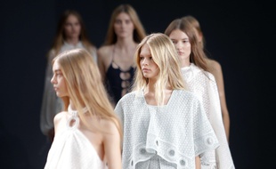 Clare Waight Keller a présenté sa collection printemps-été 2015 pour Chloé ce dimanche à 16h.
