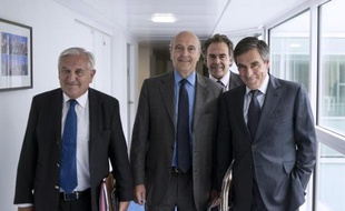 La direction provisoire de l'UMP formée d'un trium-virat rassemblant Jean-Pierre Raffarin (g), Alain Juppé (2eG), et François Fillon (d), auquel il faut ajouter le secrétaire général du parti Luc Chatel (2d), le 17 juin 2014 à Paris