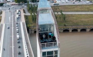 Bel Horizon, un collectif de musique électronique, a tourné un set vidéo le 19 mai, en haut d'une pile du pont Chaban-Delmas à Bordeaux