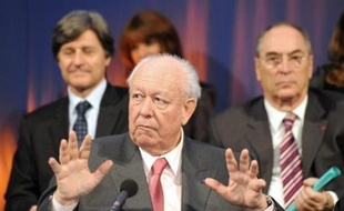 Jean-Claude Gaudin, maire UMP de Marseille, a présenté lundi son programme pour le troisième mandat qu'il brigue à la tête de la ville, un projet pour "adultes responsables", a-t-il dit, à comparer à celui de son adversaire PS qui s'adresse "à des enfants (...) qui croient au Père Noël".