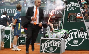 La finale de Roland-Garros 2013 a été perturbée par un homme entré sur le court avec un fumigène.