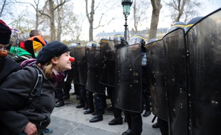 Des manifestants font face aux forces de l'ordre, lors d'un rassemblement pacifiste pour le climat, le 29 novembre 2015, à la veille de la COP21, place de la République à Paris.
