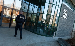 Un fonctionnaire de police pénètre dans les locaux du laboratoire Biotrial, à Rennes, le 16 janvier 2016 dans le cadre d'une enquête après un essai thérapeutique qui a mal tourné.