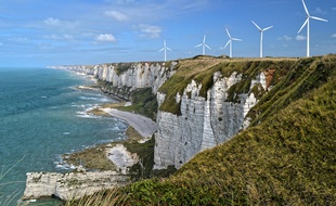 Un parc d'éoliennes en Normandie.