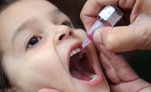 Un enfant se fait vacciner contre la polio