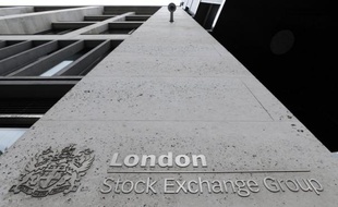 Les Bourses européennes ont terminé la séance mercredi sur une note très hésitante, les marchés étant méfiants avant le sommet européen de mercredi soir qui risque fort de ne pas atteindre son objectif initial: boucler un plan apportant une "réponse complète" au risque de la contagion de la crise de la dette dans la zone euro.