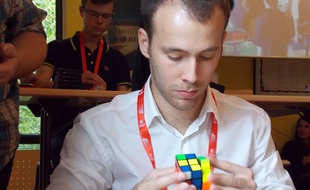 Victor Cullot occupe la 63e place mondiale en catégorie Rubik'Cube à l'aveugle.