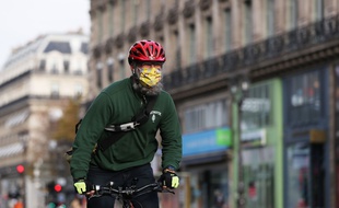 Un cycliste dans les rues de Paris.