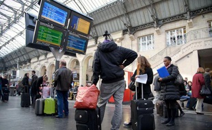Des usagers de la SNCF attendent d'avoir des information sur le trafic sur le réseau à la gare de l'Est le 3 avril 2012.