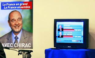 Photo d'un écran de télévision montrant Jean-Marie Le Pen prononçant un discours à l'issue du premier tour de l'élection présidentielle, prise le 21 avril 2002 à Paris au QG de campagne de Jacques Chirac.