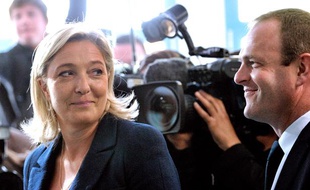 Marine Le Pen, présidente du FN, et Steeve Briois, secrétaire général du parti, le 17 juin 2012 à Hénin-Beaumont (Pas-de-Calais).