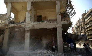 Un immeuble détruit par une frappe aérienne du régime syrien dans la ville tenue par les rebelles de Douma, à 13 km de Douma, le 16 août 2015
