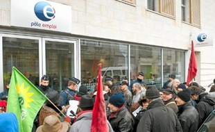 Une trentaine de personnes se sont rassemblées, hier, devant Pôle emploi.